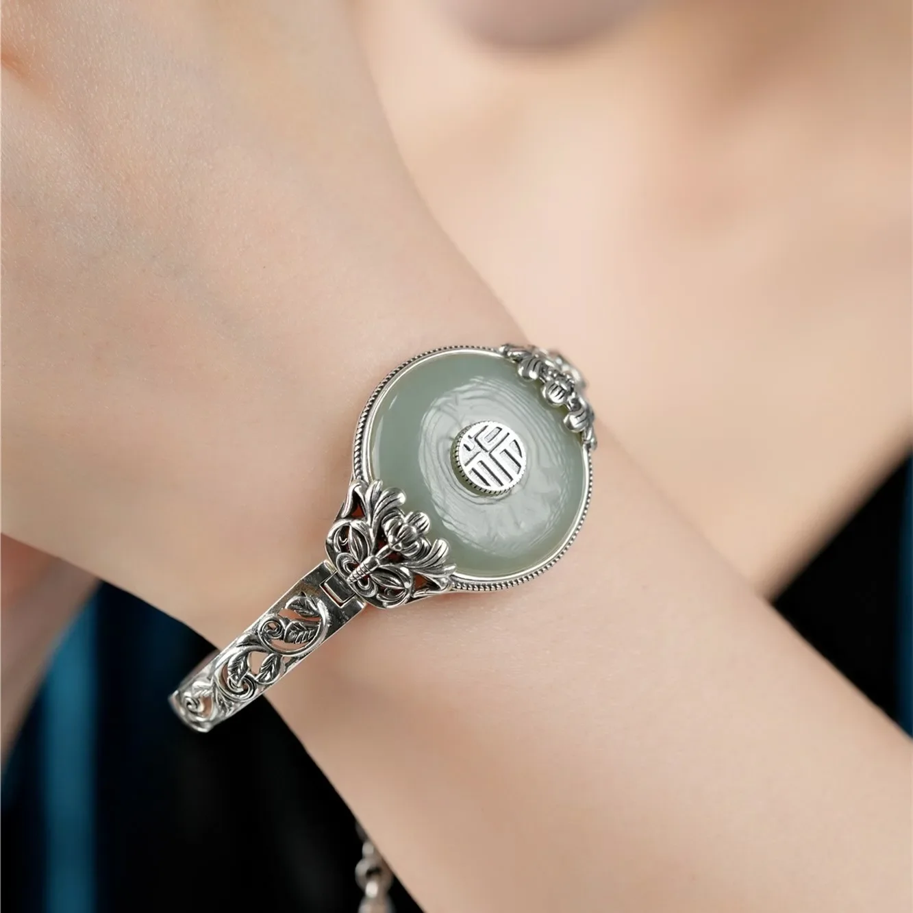 S925 Silver Natural Hetian Jade Ruyi Pipa Safety Bracelet
S925 Silver Natural Hetian Jade Ruyi Pipa Safety Bracelet