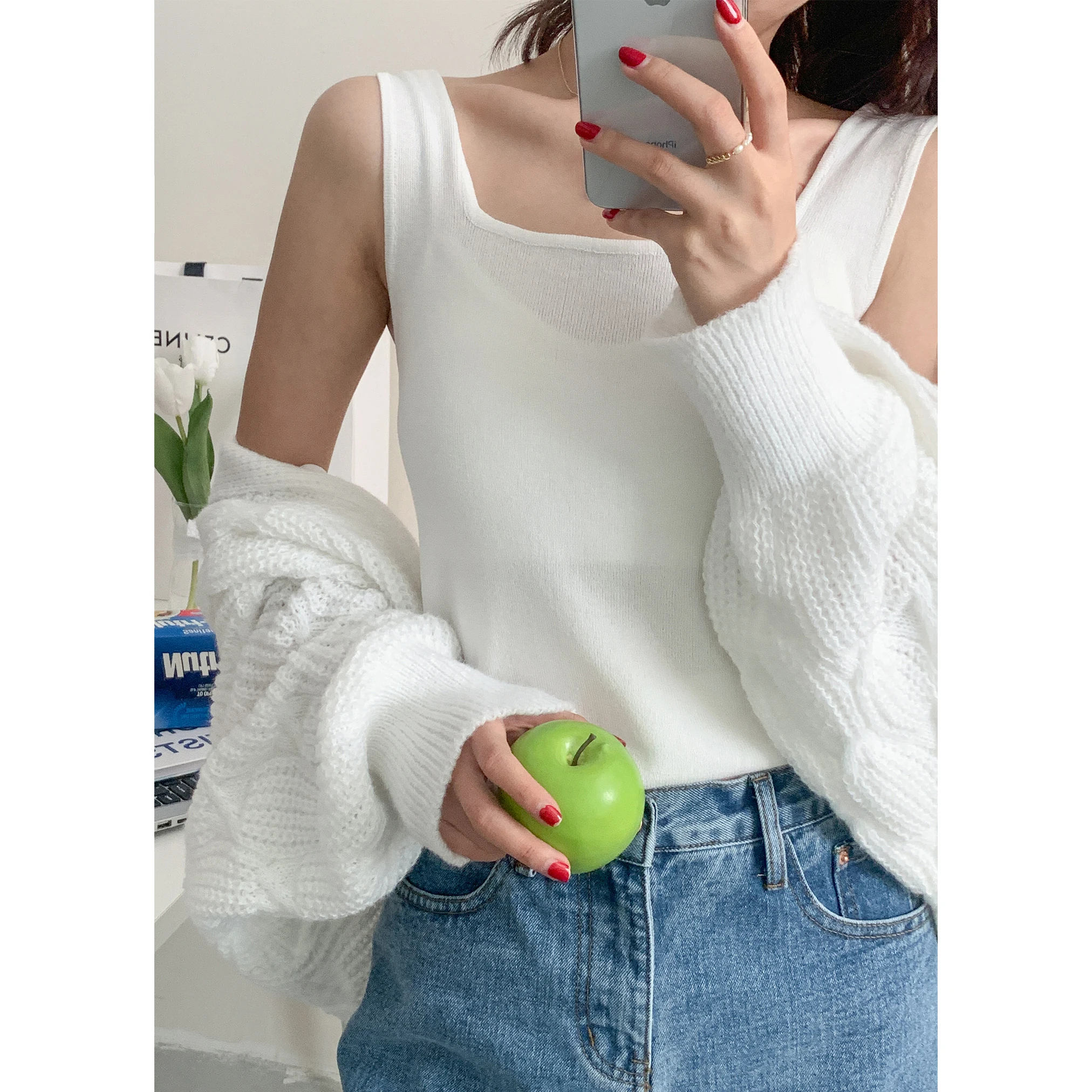 Белый топ на бретелях для женщин, базовый слой для ранней весны, однотонный топ на бретелях, нижнее белье, повседневный стиль, хлопковый материал
Белый топ на бретелях для женщин, базовый слой для ранней весны, однотонный топ на бретелях, нижнее белье, повседневный стиль, хлопковый материал