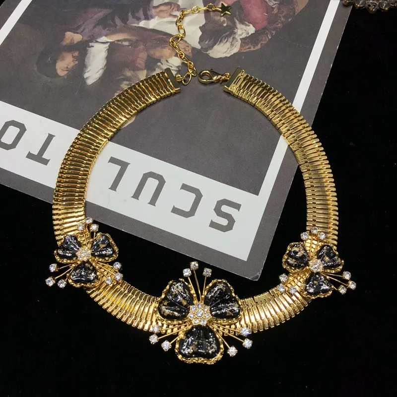 Vintage Jewelry Classic Black Gold Platinum Flower Diamond Design Copper Plated Real Gold Necklace Stud Earrings Set Niche Women
Vintage Jewelry Classic Black Gold Platinum Flower Diamond Design Copper Plated Real Gold Necklace Stud Earrings Set Niche Women