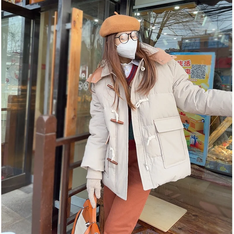 Теплая молодежная женская короткая куртка из вельвета с капюшоном и пуговицами, из ткани с эффектом памяти, белая, с наполнителем из гусиного пуха.
Теплая молодежная женская короткая куртка из вельвета с капюшоном и пуговицами, из ткани с эффектом памяти, белая, с наполнителем из гусиного пуха.