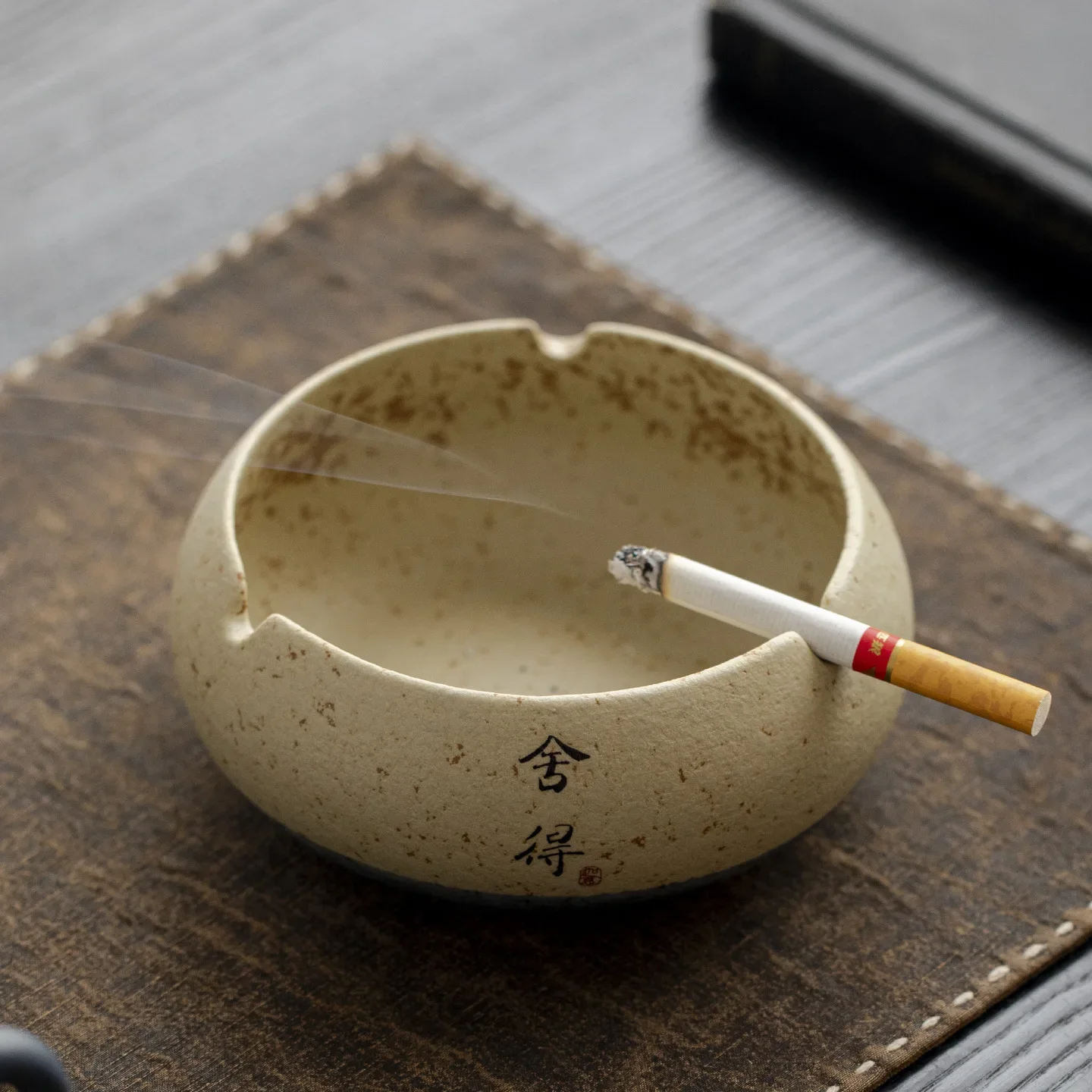 DSA red persimmon ashtray home living room office tea table ornament advanced sense ashtray smoke and anti-fly ash
DSA red persimmon ashtray home living room office tea table ornament advanced sense ashtray smoke and anti-fly ash