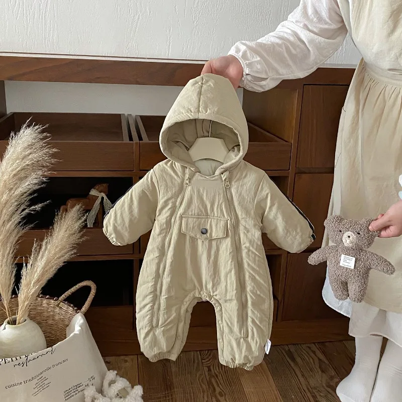 Комбинезон для маленьких девочек, осень-зима 2022, теплые толстые модные однотонные комбинезоны цвета хаки в корейском стиле с длинными рукавами и капюшоном на молнии
Комбинезон для маленьких девочек, осень-зима 2022, теплые толстые модные однотонные комбинезоны цвета хаки в корейском стиле с длинными рукавами и капюшоном на молнии