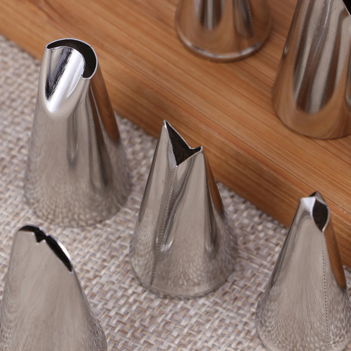 7 pcs Stainless Piping Nozzles Cake Decorating Supplies Icing Tools Baking Molds Reusable Safe Various Shapes
7 pcs Stainless Piping Nozzles Cake Decorating Supplies Icing Tools Baking Molds Reusable Safe Various Shapes