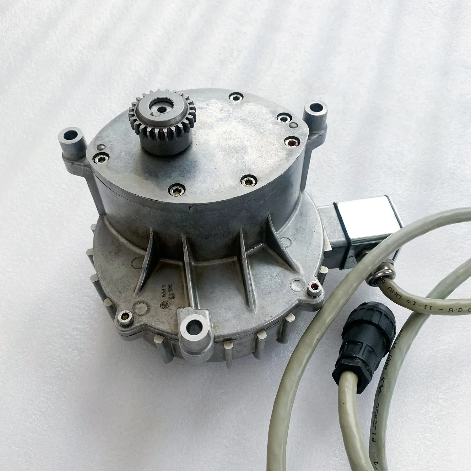 Оригинальный L2.105.1061 двигатель Alcolor с водяным поддоном для запасных частей для офсетной пресса Heidelberg CD74 XL75
Оригинальный L2.105.1061 двигатель Alcolor с водяным поддоном для запасных частей для офсетной пресса Heidelberg CD74 XL75