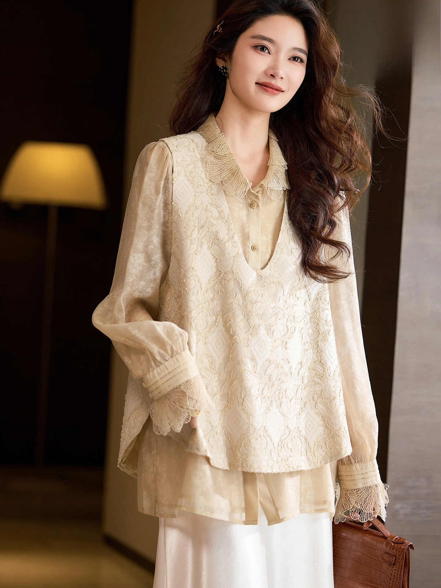 V-Neck Embroidered Lace Vest Women's Fashionable Spring New Style plus Size Chinese Style Top Trendy Sleeveless Jumpsuit
V-Neck Embroidered Lace Vest Women's Fashionable Spring New Style plus Size Chinese Style Top Trendy Sleeveless Jumpsuit