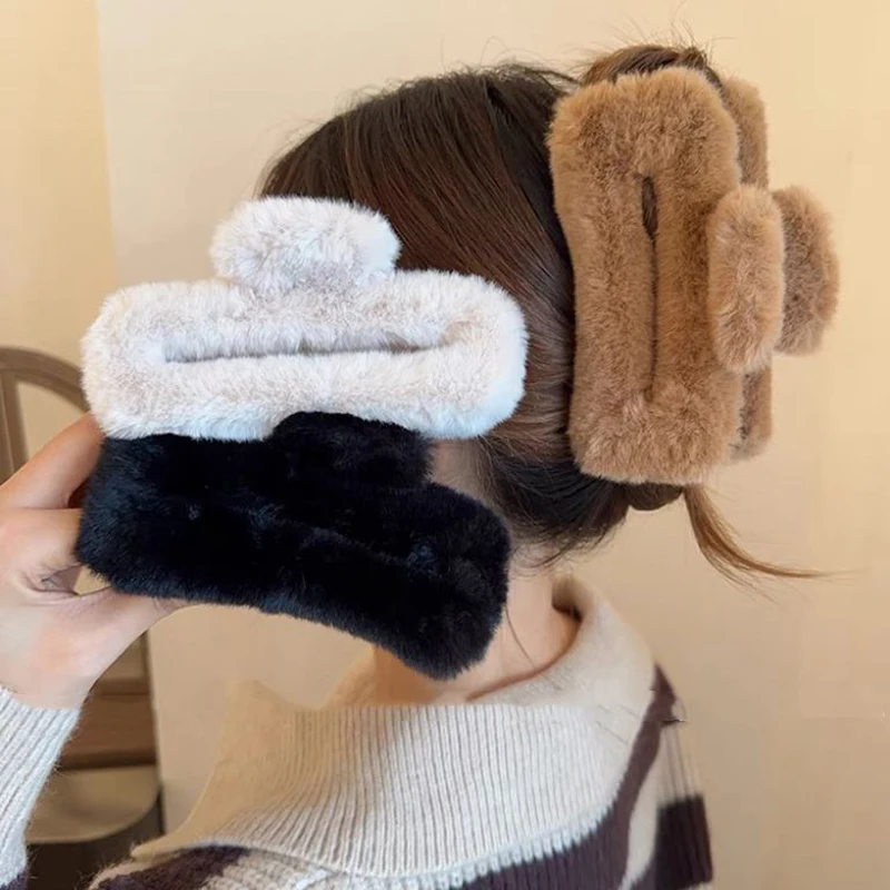 Autumn And Winter Oversized High-End Simple Plush Clip Shark Clip Hairpin Headwear
Autumn And Winter Oversized High-End Simple Plush Clip Shark Clip Hairpin Headwear