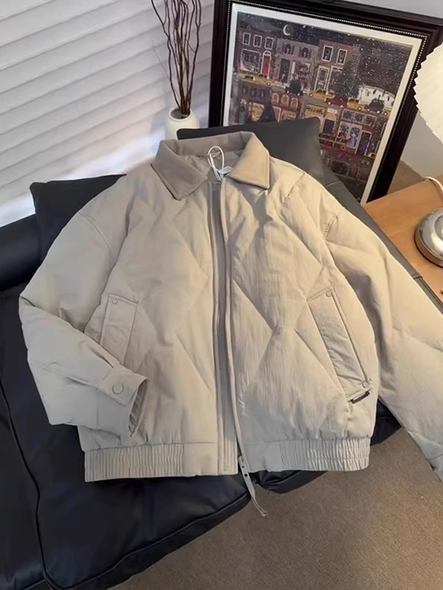 Осенне-зимнее мужское стеганое жакет свободного покроя с ромбовидным узором в Корейском стиле, повседневное теплое ветрозащитное пальто на молнии
Осенне-зимнее мужское стеганое жакет свободного покроя с ромбовидным узором в Корейском стиле, повседневное теплое ветрозащитное пальто на молнии