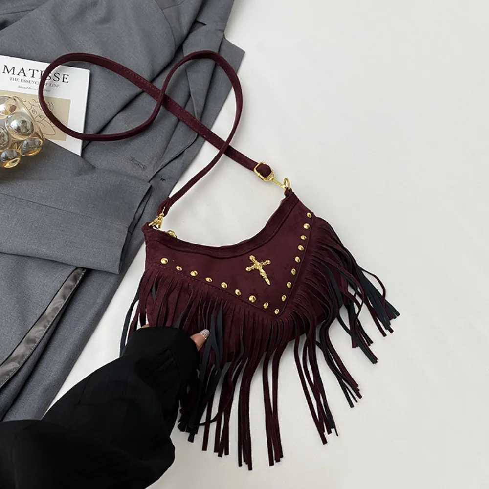Korean Style Tassel Shoulder Bag Rivet Vintage Suede Crossbody Bag Large Capacity Bohemian Style Ethnic Style Handbag Outdoor
Korean Style Tassel Shoulder Bag Rivet Vintage Suede Crossbody Bag Large Capacity Bohemian Style Ethnic Style Handbag Outdoor