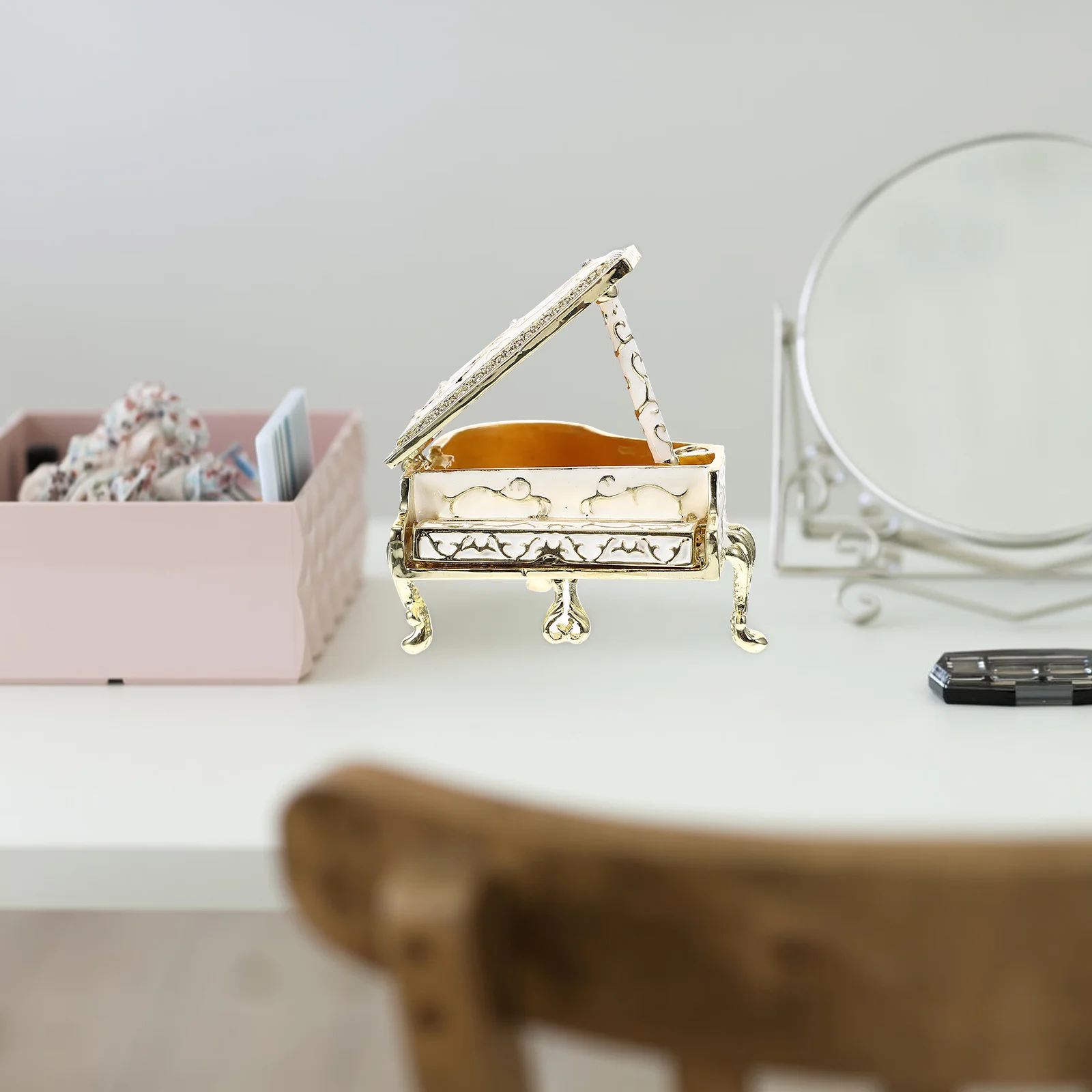 Шкатулка для украшений из эмалированного цинкового сплава, декоративный футляр для хранения колец, серег, ожерелий
Шкатулка для украшений из эмалированного цинкового сплава, декоративный футляр для хранения колец, серег, ожерелий