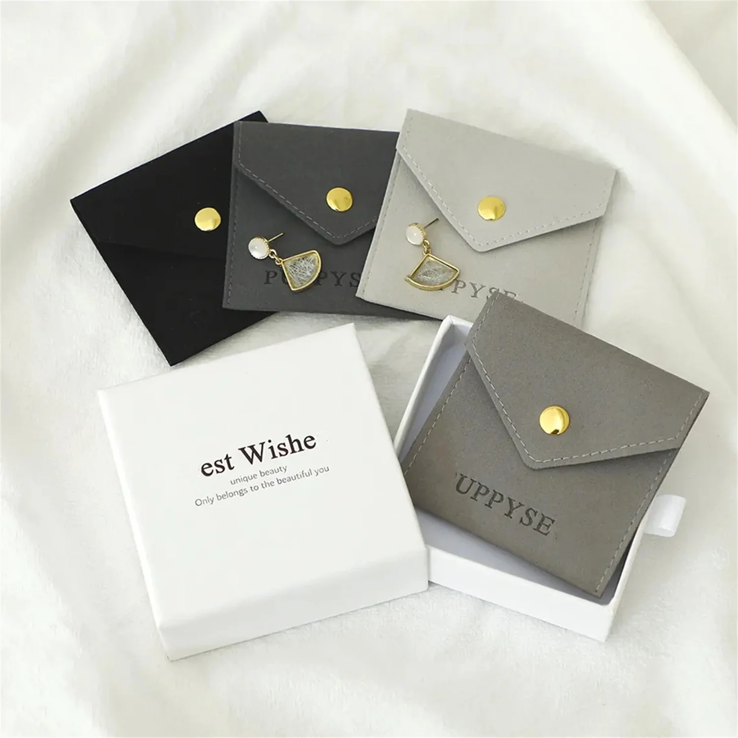 Custom jewelry package 8×8cm supplies personalize logo microfiber pouch bag with button necklace packaging bags with logo wholes
Custom jewelry package 8×8cm supplies personalize logo microfiber pouch bag with button necklace packaging bags with logo wholes