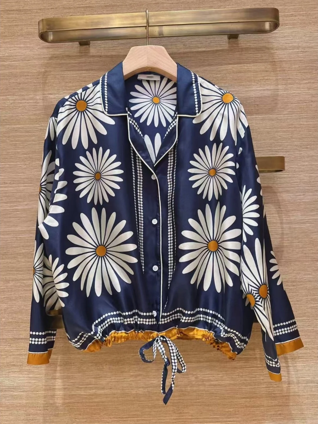 Deep Blue Chrysanthemum Print Shirt Collared Loose Fit Women's Top French Style Spring 2026 Breathable Long Sleeve Casual
Deep Blue Chrysanthemum Print Shirt Collared Loose Fit Women's Top French Style Spring 2026 Breathable Long Sleeve Casual