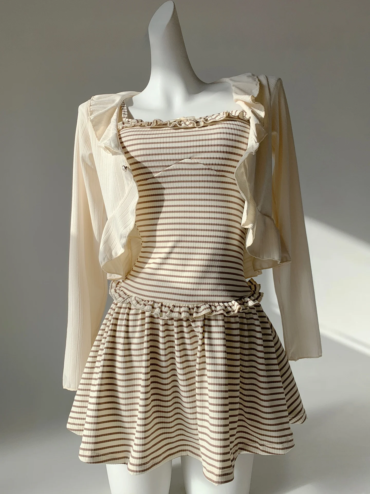 Женский комплект бикини с полосками для коррекции фигуры, с юбкой, из трех предметов, с длинными рукавами, из полиэстера и спандекса
Женский комплект бикини с полосками для коррекции фигуры, с юбкой, из трех предметов, с длинными рукавами, из полиэстера и спандекса