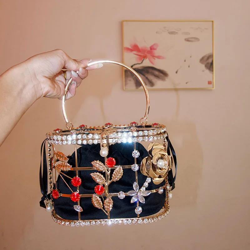 Metal rose bird cage hollow vegetable basket bag, shiny and inflexible, rhinestone-encrusted high-end portable dinner bag
Metal rose bird cage hollow vegetable basket bag, shiny and inflexible, rhinestone-encrusted high-end portable dinner bag