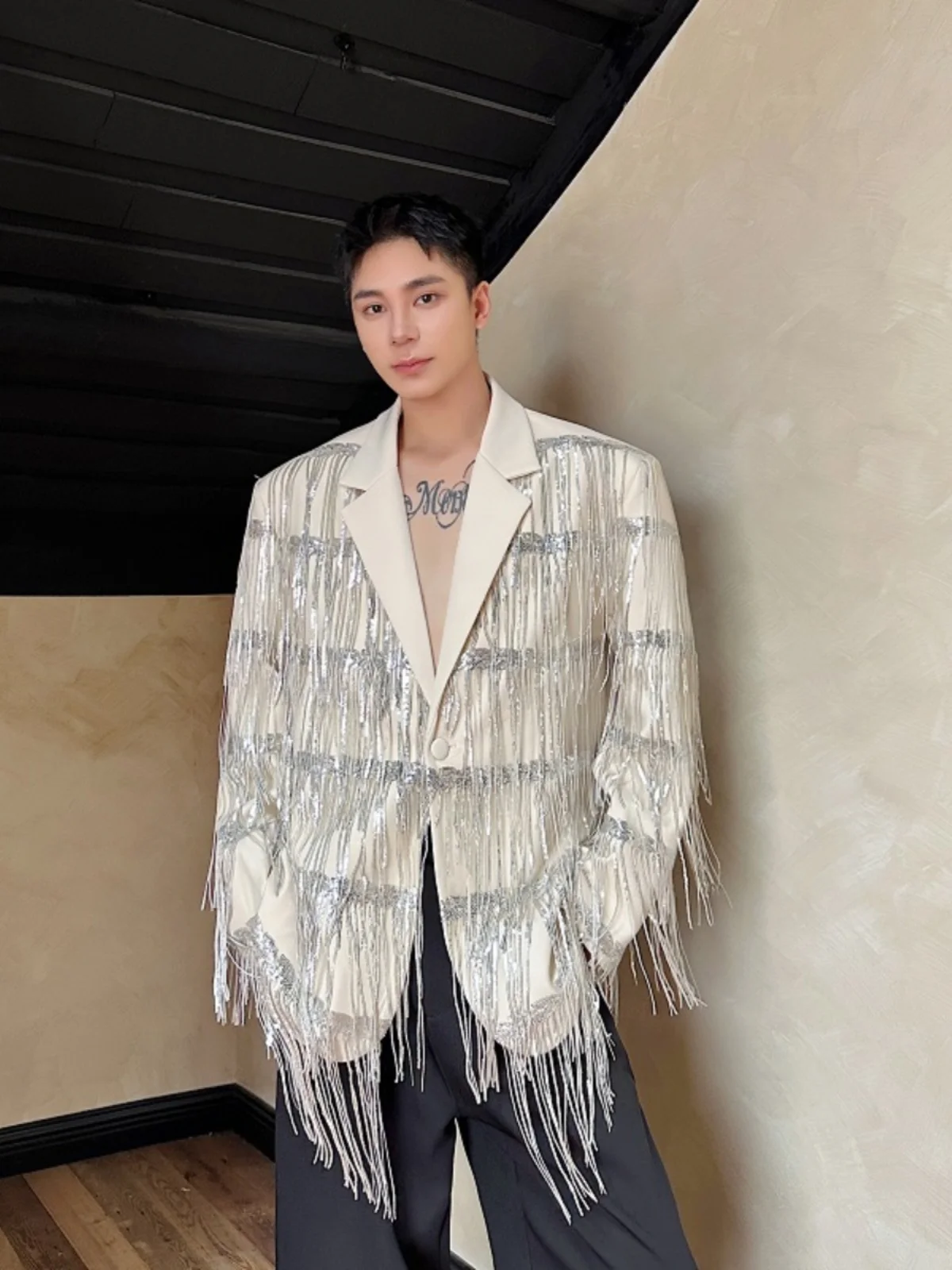 Ночной клуб Sle с бахромой и блестками, двухслойный дизайн Me, повседневный мужской костюм, джет, свободная одежда в стиле вестерн, молодежный тренд
Ночной клуб Sle с бахромой и блестками, двухслойный дизайн Me, повседневный мужской костюм, джет, свободная одежда в стиле вестерн, молодежный тренд