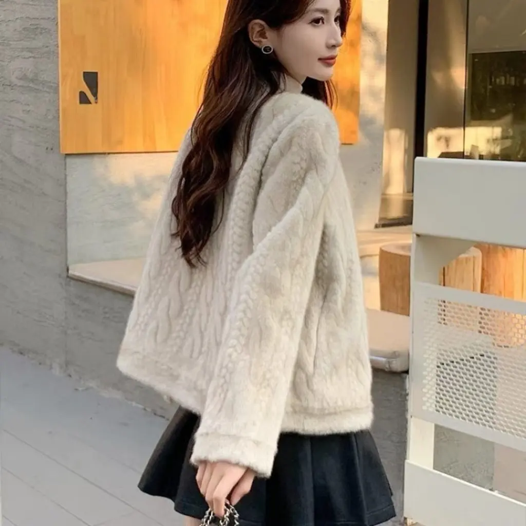 Women's Plush Fur Coat Winter Short Thickened Imitation Mink Eco-Friendly Leather Fragrant Style New Arrival
Women's Plush Fur Coat Winter Short Thickened Imitation Mink Eco-Friendly Leather Fragrant Style New Arrival
