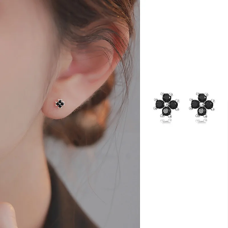 S925 Sterling Silver Chic Clover Black Zircon Flower Plant Stud Earrings for Women Fine Jewelry High Luxury Vintage Accessories
S925 Sterling Silver Chic Clover Black Zircon Flower Plant Stud Earrings for Women Fine Jewelry High Luxury Vintage Accessories