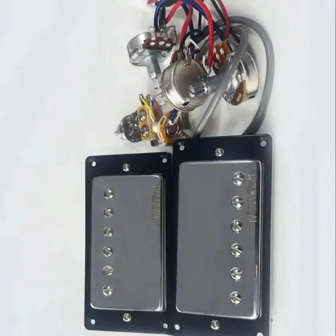 Комплект гитарных звукоснимателей Wilkinson Ainico 5 Humbucker, 2V1T, с проводкой, для электрогитары
Комплект гитарных звукоснимателей Wilkinson Ainico 5 Humbucker, 2V1T, с проводкой, для электрогитары