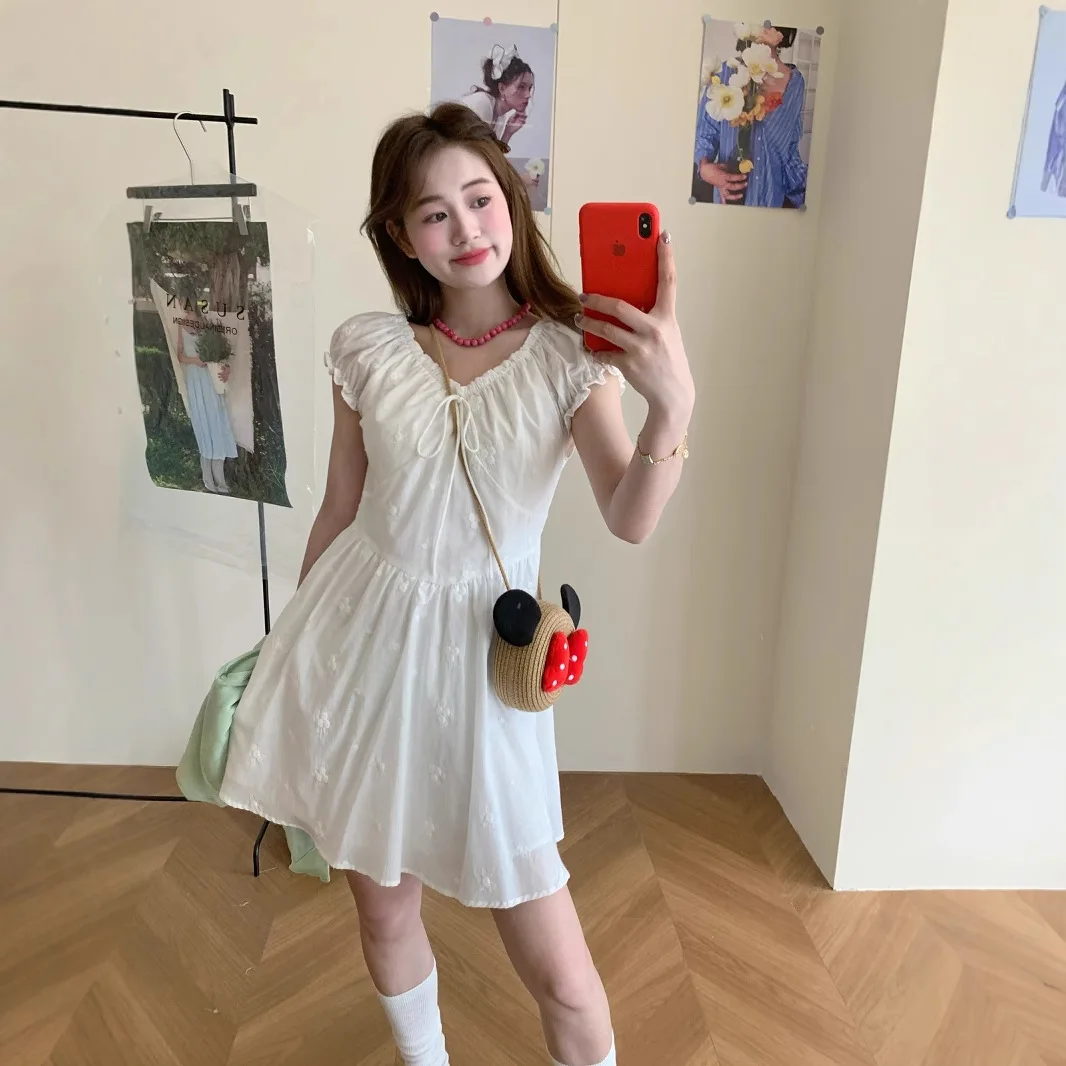 Dress for women 2025 summer temperament Korean version short stature floral V-neck dress short skirt high-end feeling
Dress for women 2025 summer temperament Korean version short stature floral V-neck dress short skirt high-end feeling