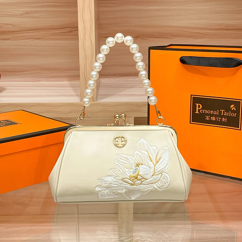 New ethnic style embroidered cheongsam temperament embroidered shoulder crossbody chain handbag
New ethnic style embroidered cheongsam temperament embroidered shoulder crossbody chain handbag