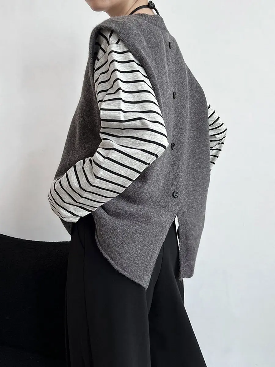 Lazy and relaxed Swallowtail Knitted vest female old money style new cashmere vest loose sleeveless vest.
Lazy and relaxed Swallowtail Knitted vest female old money style new cashmere vest loose sleeveless vest.