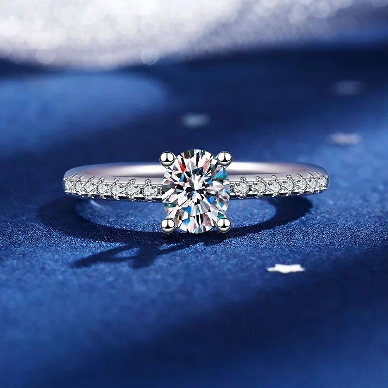 A 1-carat moissanite diamond ring with a micro-set oval oval shape is an original 925 silver luxury diamond jewelry gift for wom
A 1-carat moissanite diamond ring with a micro-set oval oval shape is an original 925 silver luxury diamond jewelry gift for wom