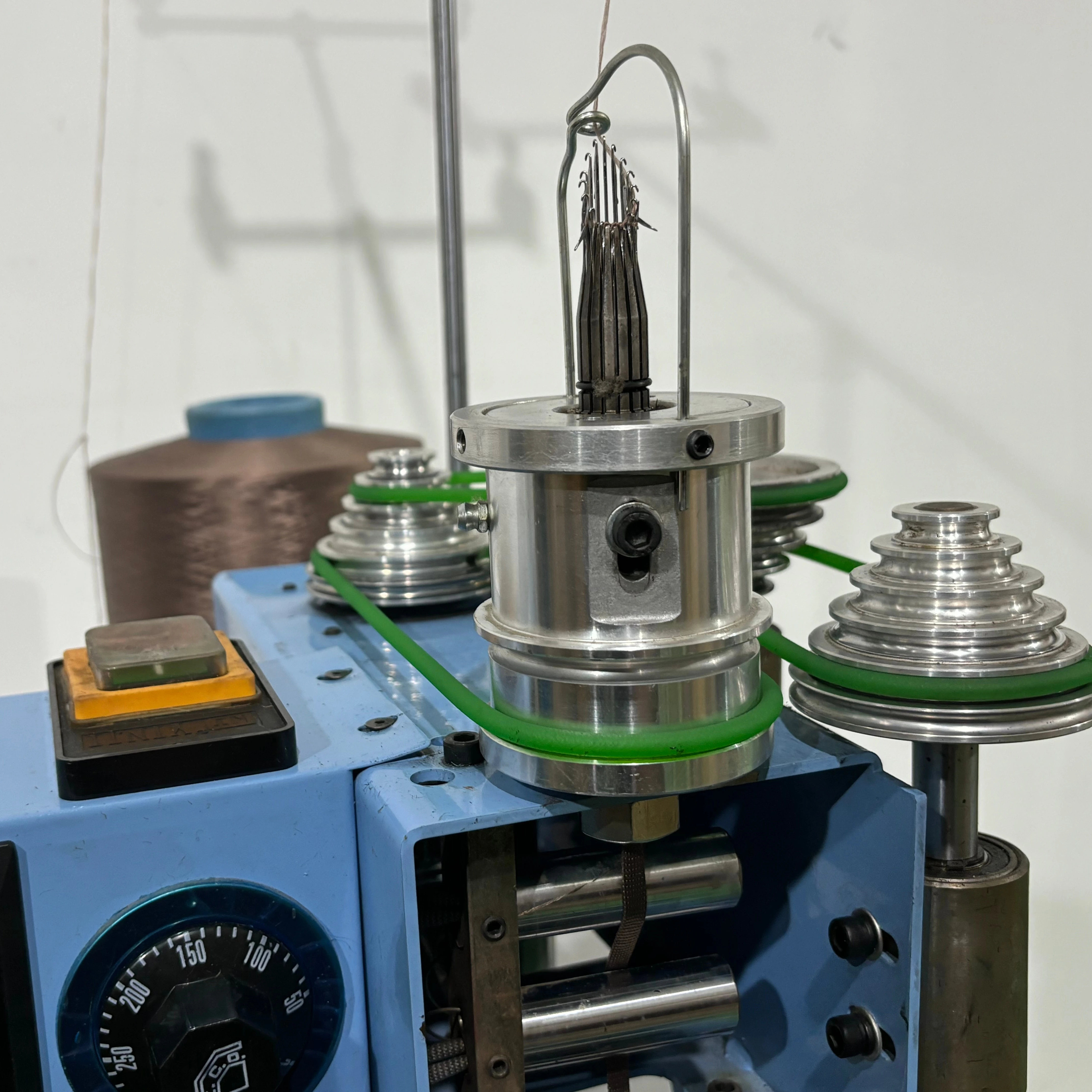 Вязальная машина для шнура с двумя головками Credit Ocean для кружева сумочки и шнурков
Вязальная машина для шнура с двумя головками Credit Ocean для кружева сумочки и шнурков