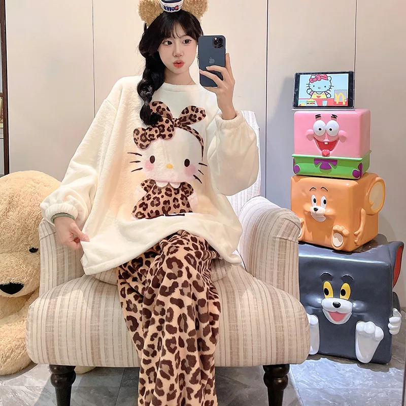 Плюшевый пижамный комплект с рисунком Hello Kitty, милый комплект Sanrio из 2 предметов, милый зимний утепленный комплект для женщин, фланелевая домашняя одежда с круглым вырезом, топ и брюки
Плюшевый пижамный комплект с рисунком Hello Kitty, милый комплект Sanrio из 2 предметов, милый зимний утепленный комплект для женщин, фланелевая домашняя одежда с круглым вырезом, топ и брюки