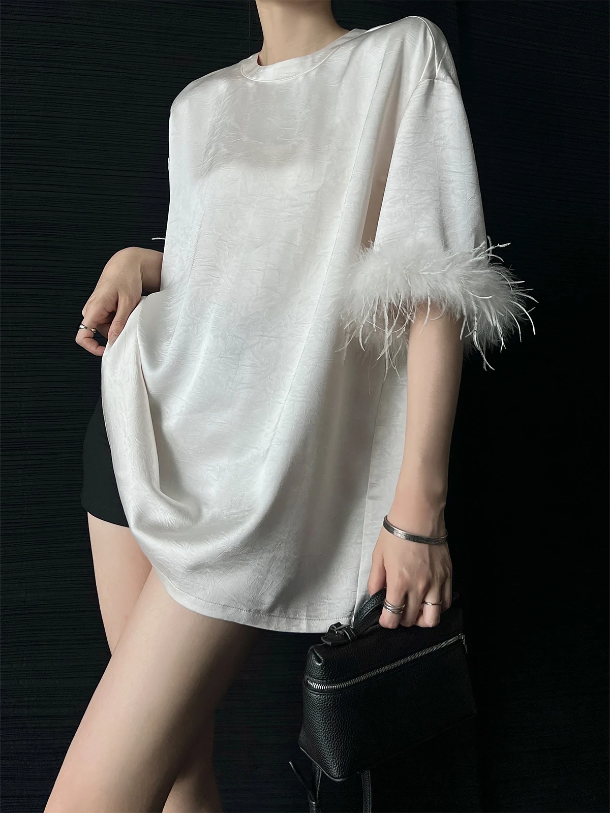 Ele Ostrich Feather Decorative Sve Design Satin Loose ort Sve Women's T-irt Simple Sle Polyester Fiber Summer...
Ele Ostrich Feather Decorative Sve Design Satin Loose ort Sve Women's T-irt Simple Sle Polyester Fiber Summer...