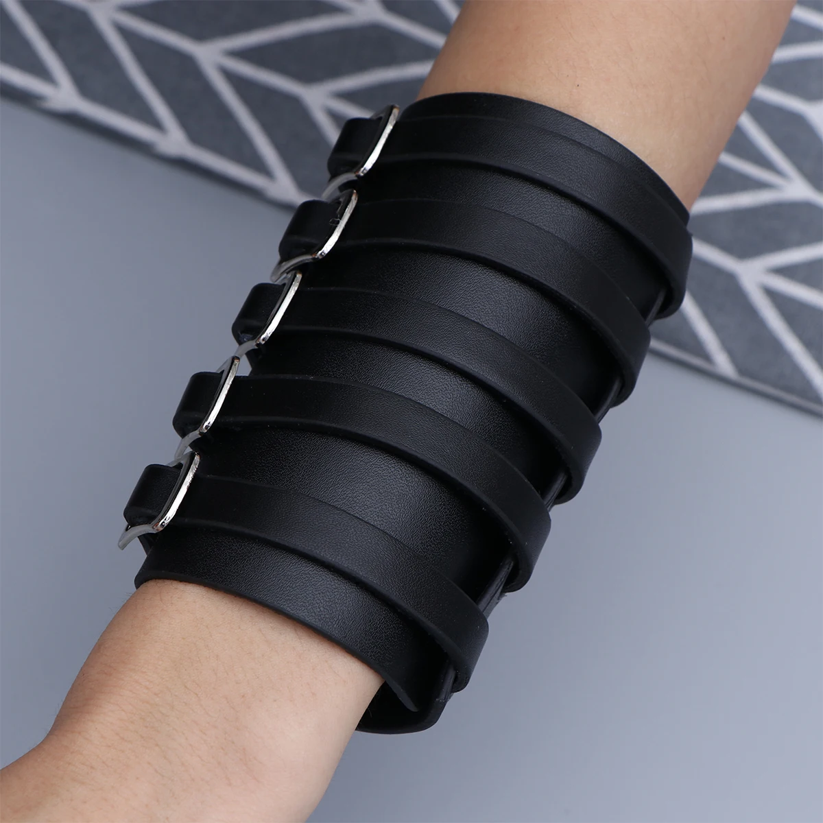 Wristbands Adjustable Punk Style Waterproof 5 Row Square Buckle Wristband Gym Exercise
Wristbands Adjustable Punk Style Waterproof 5 Row Square Buckle Wristband Gym Exercise