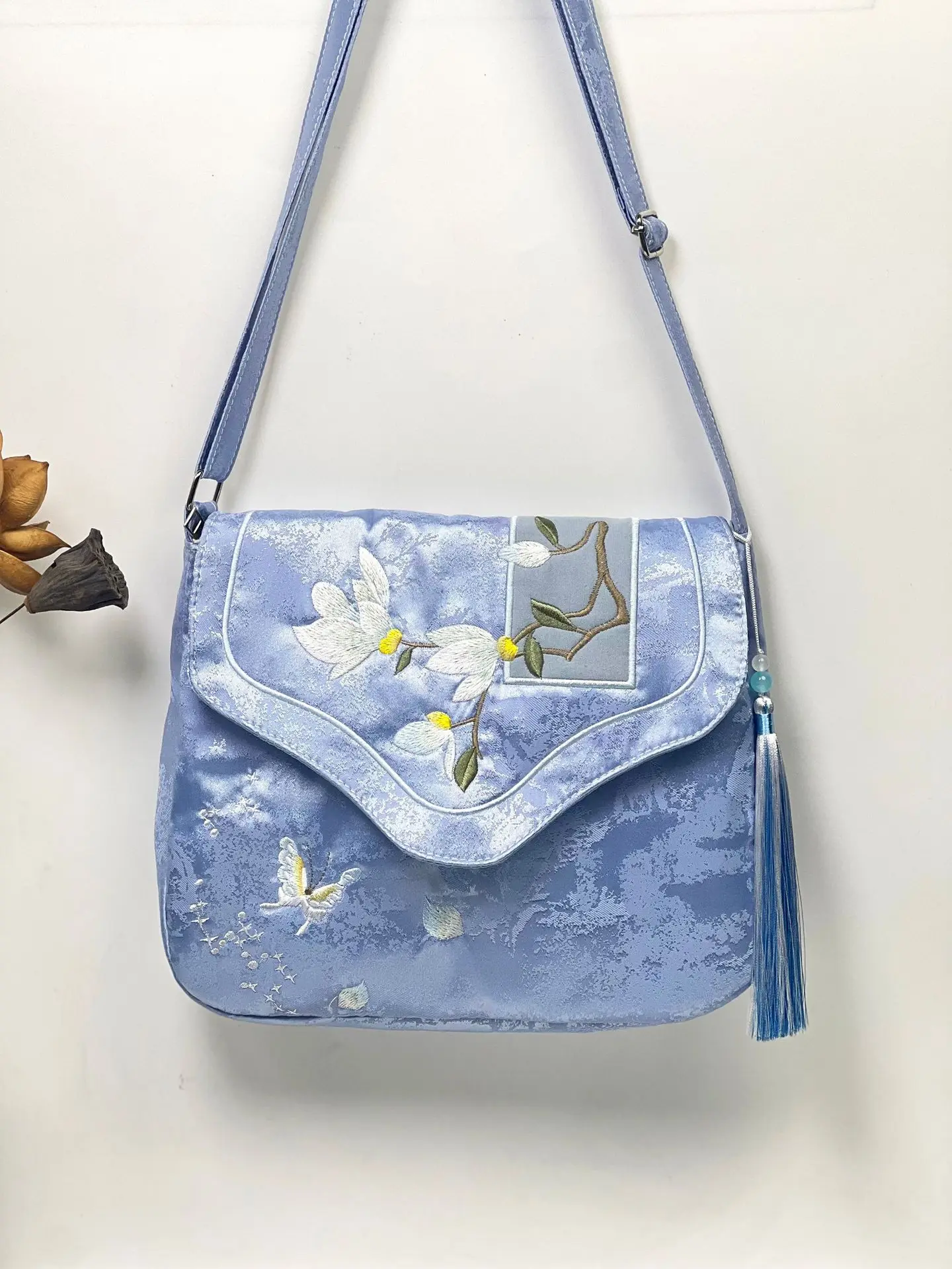 Women's retro design embroidered diagonal cross women's bag with Han elements Chinese style versatile for play casual tassel bag
Women's retro design embroidered diagonal cross women's bag with Han elements Chinese style versatile for play casual tassel bag