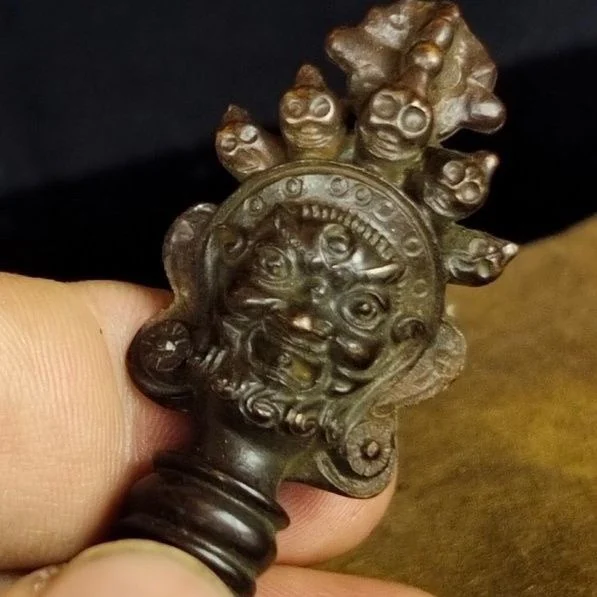 Tibetan Missionary Dharma Artifacts Ming Wang Conquering Vajra Pestle Tantra Handmade Dharma Artifacts Buddha Supplies Crafts
Tibetan Missionary Dharma Artifacts Ming Wang Conquering Vajra Pestle Tantra Handmade Dharma Artifacts Buddha Supplies Crafts