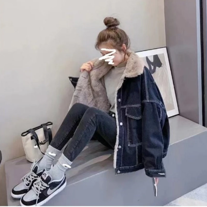 2025 Denim Shearling Jacket, Women's Plush Stand Collar Winter Coat Korean Loose Fit
2025 Denim Shearling Jacket, Women's Plush Stand Collar Winter Coat Korean Loose Fit