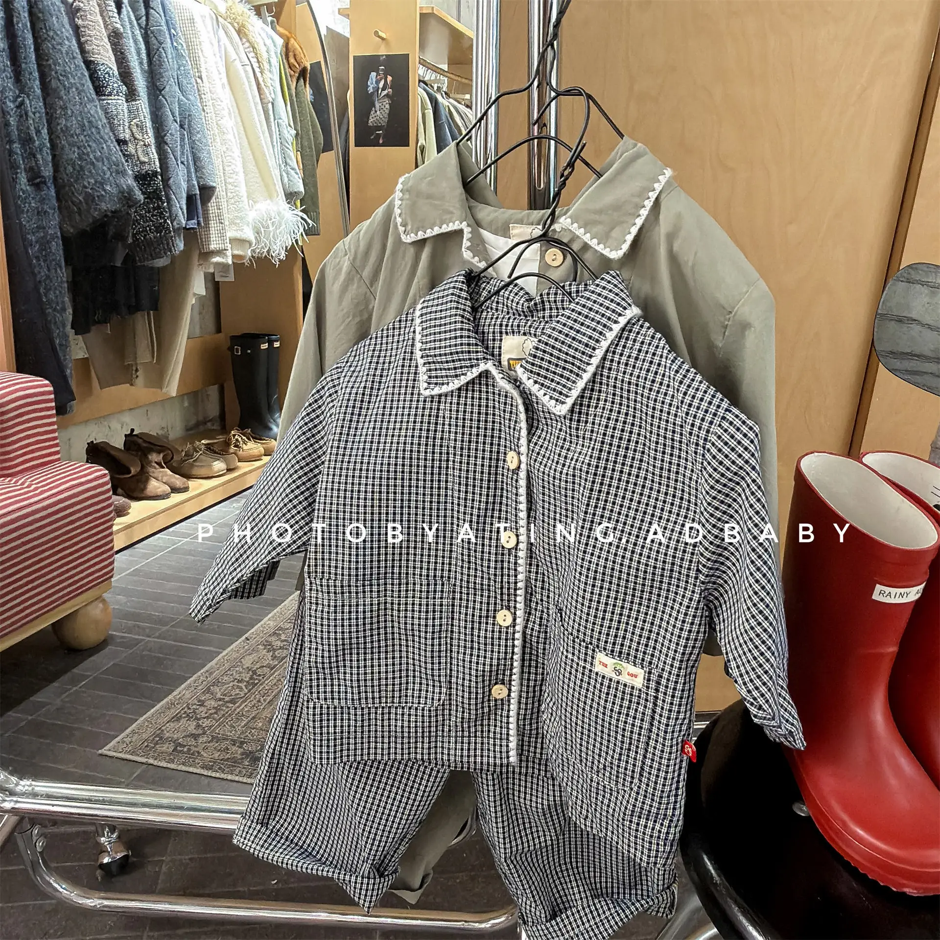 2026 весенний новый детский свободный комплект домашней одежды, клетчатая пижама с лацканами для девочек, костюм из 2 предметов, хлопковые детские повседневные штаны для мальчиков, наряды
2026 весенний новый детский свободный комплект домашней одежды, клетчатая пижама с лацканами для девочек, костюм из 2 предметов, хлопковые детские повседневные штаны для мальчиков, наряды