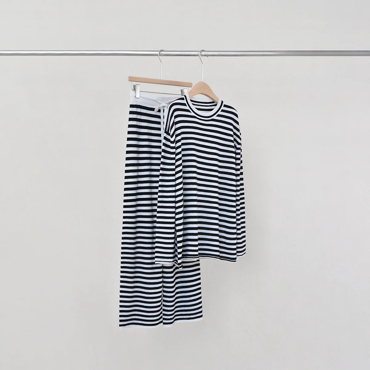 Spring Fashionable Silhouette Tops Casual Pants Wool Silk Contrast Stripe Knit Set
Spring Fashionable Silhouette Tops Casual Pants Wool Silk Contrast Stripe Knit Set