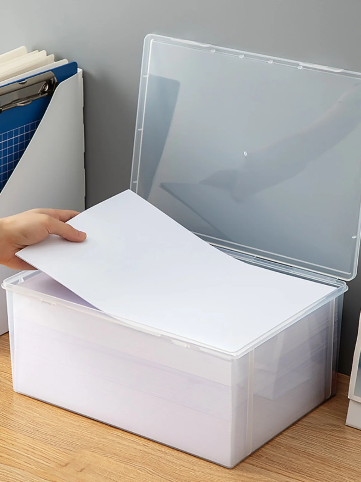 Офисный стол, ящик для хранения бумаги формата А4, пластиковый прозрачный органайзер для книжного стола, квадратный пылезащитный настольный ящик для хранения документов
Офисный стол, ящик для хранения бумаги формата А4, пластиковый прозрачный органайзер для книжного стола, квадратный пылезащитный настольный ящик для хранения документов