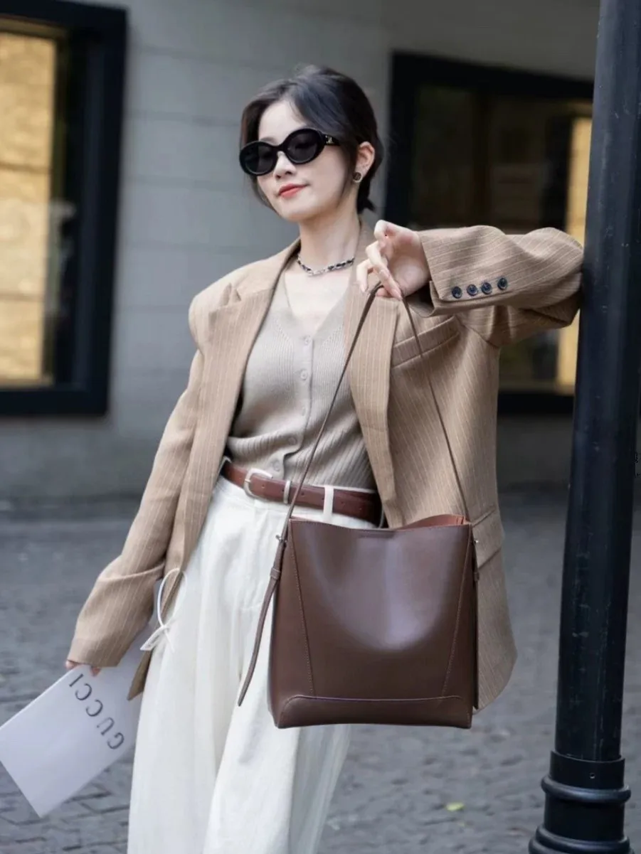 New style,large capacity, top-grain cowhide bucket bag, shoulder/crossbody bag, fashionable and sophisticated tote bag for women
New style,large capacity, top-grain cowhide bucket bag, shoulder/crossbody bag, fashionable and sophisticated tote bag for women