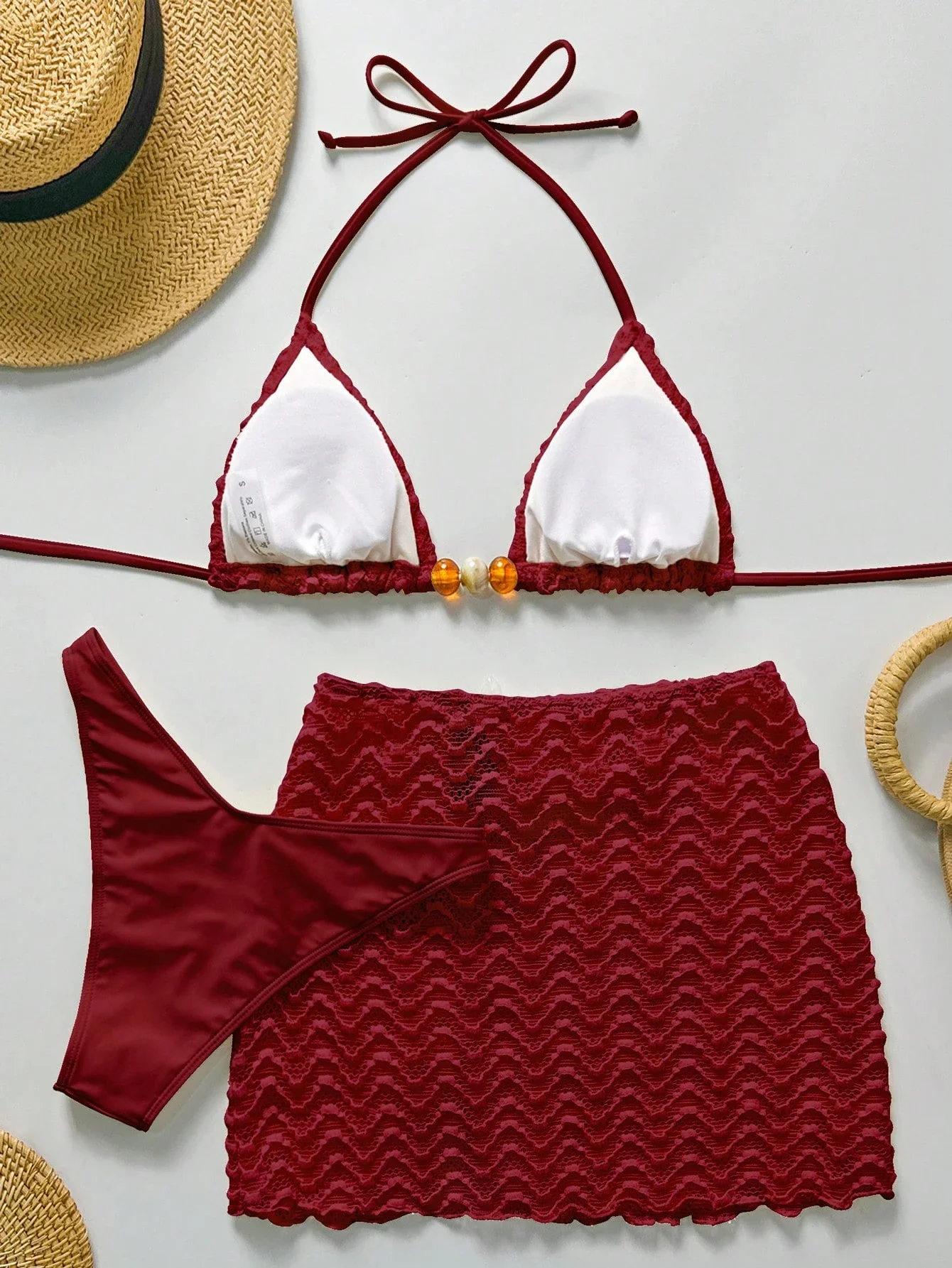 Бордовый кружевной топ-треугольник с жемчужными бусинами, юбка с высокой талией и трусики-стринги для летнего пляжного отдыха
Бордовый кружевной топ-треугольник с жемчужными бусинами, юбка с высокой талией и трусики-стринги для летнего пляжного отдыха