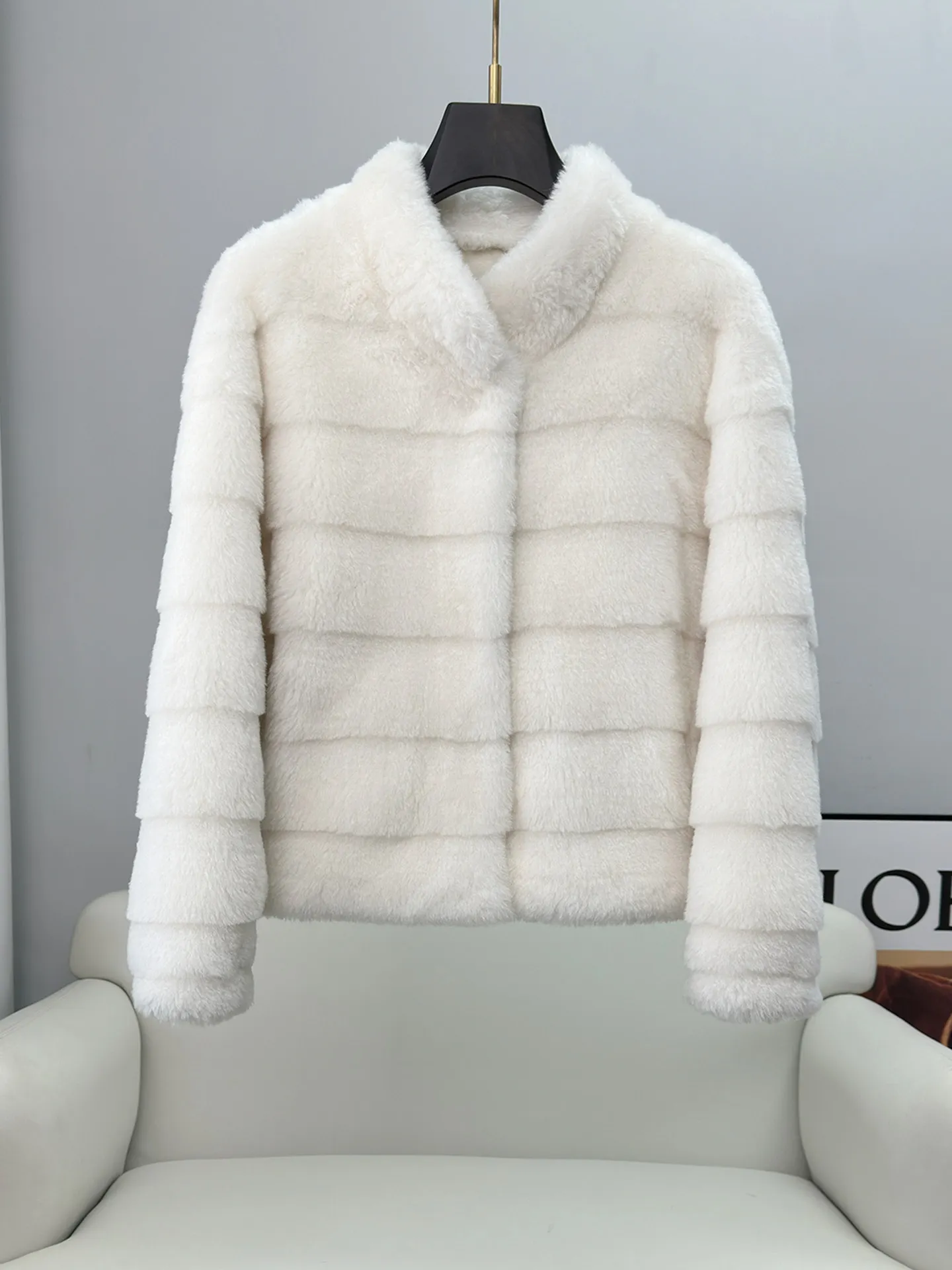 100 wool wool coat women's 2025 winter new Korean version stand-up collar fashion lamb fur coat short
100 wool wool coat women's 2025 winter new Korean version stand-up collar fashion lamb fur coat short