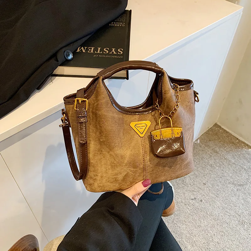  Винтажная роскошная большая сумка 2025 года, модная сумка через плечо, просторная рабочая сумка для поездок на работу, стильный ручной кошелек в стиле ретро
Винтажная роскошная большая сумка 2025 года, модная сумка через плечо, просторная рабочая сумка для поездок на работу, стильный ручной кошелек в стиле ретро 