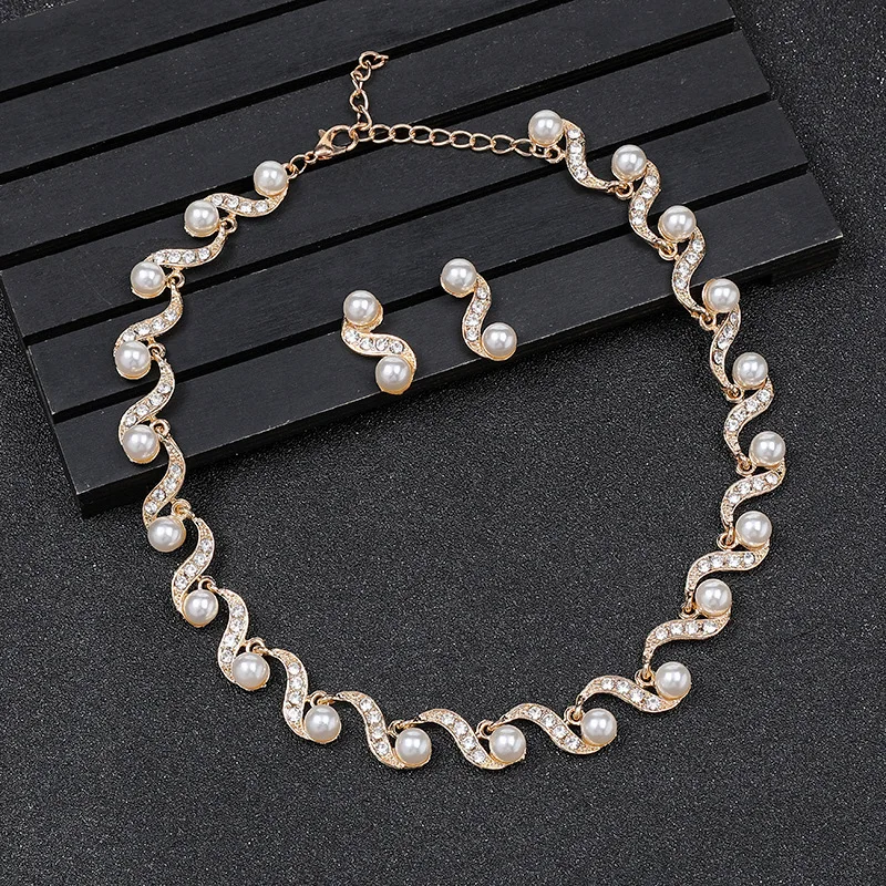 European and American Pearl Necklaces and Earrings for Women's Sweaters, Chain and Bone Chain Alloy
European and American Pearl Necklaces and Earrings for Women's Sweaters, Chain and Bone Chain Alloy