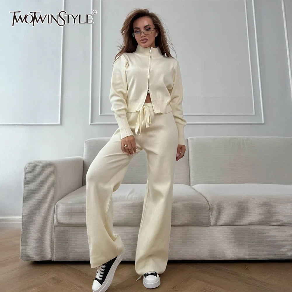 TWOTWINSTYLE Повседневный вязаный комплект из двух предметов для женщин, свитер с длинными рукавами и лацканами на двойной молнии, тонкий брючный костюм с высокой талией, женский 
TWOTWINSTYLE Повседневный вязаный комплект из двух предметов для женщин, свитер с длинными рукавами и лацканами на двойной молнии, тонкий брючный костюм с высокой талией, женский