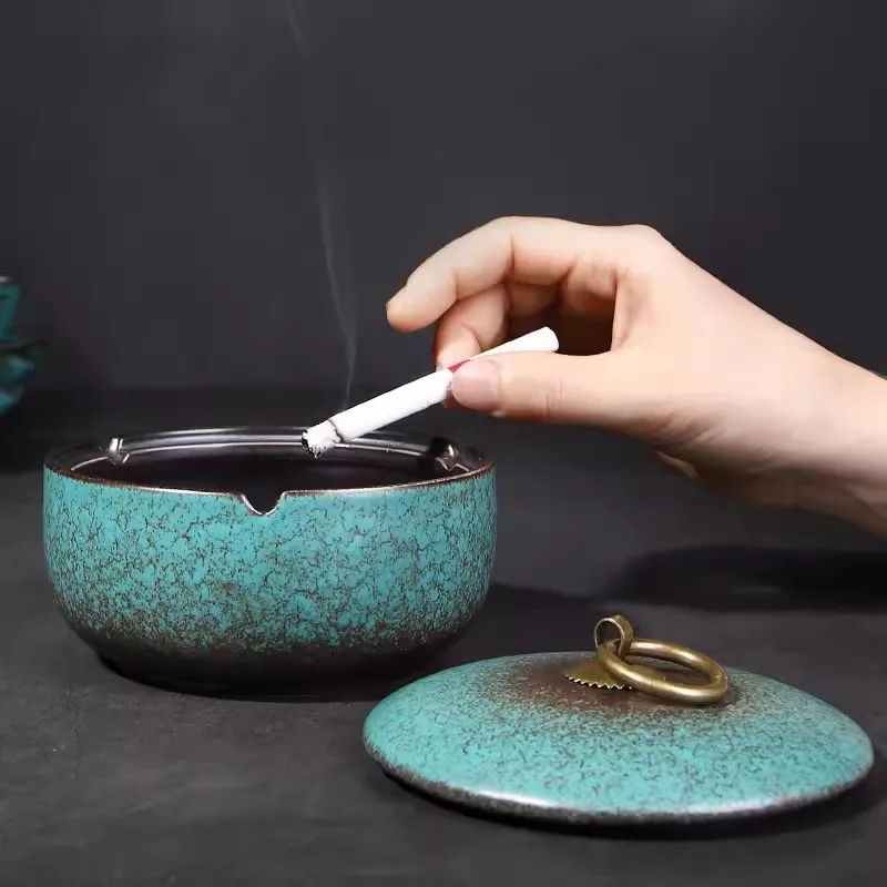 1pcs Creative Covered Ashtray, Retro Personalized Ceramic Ashtray, Home Living Room Office Windproof Extinguishing Ashtray
1pcs Creative Covered Ashtray, Retro Personalized Ceramic Ashtray, Home Living Room Office Windproof Extinguishing Ashtray