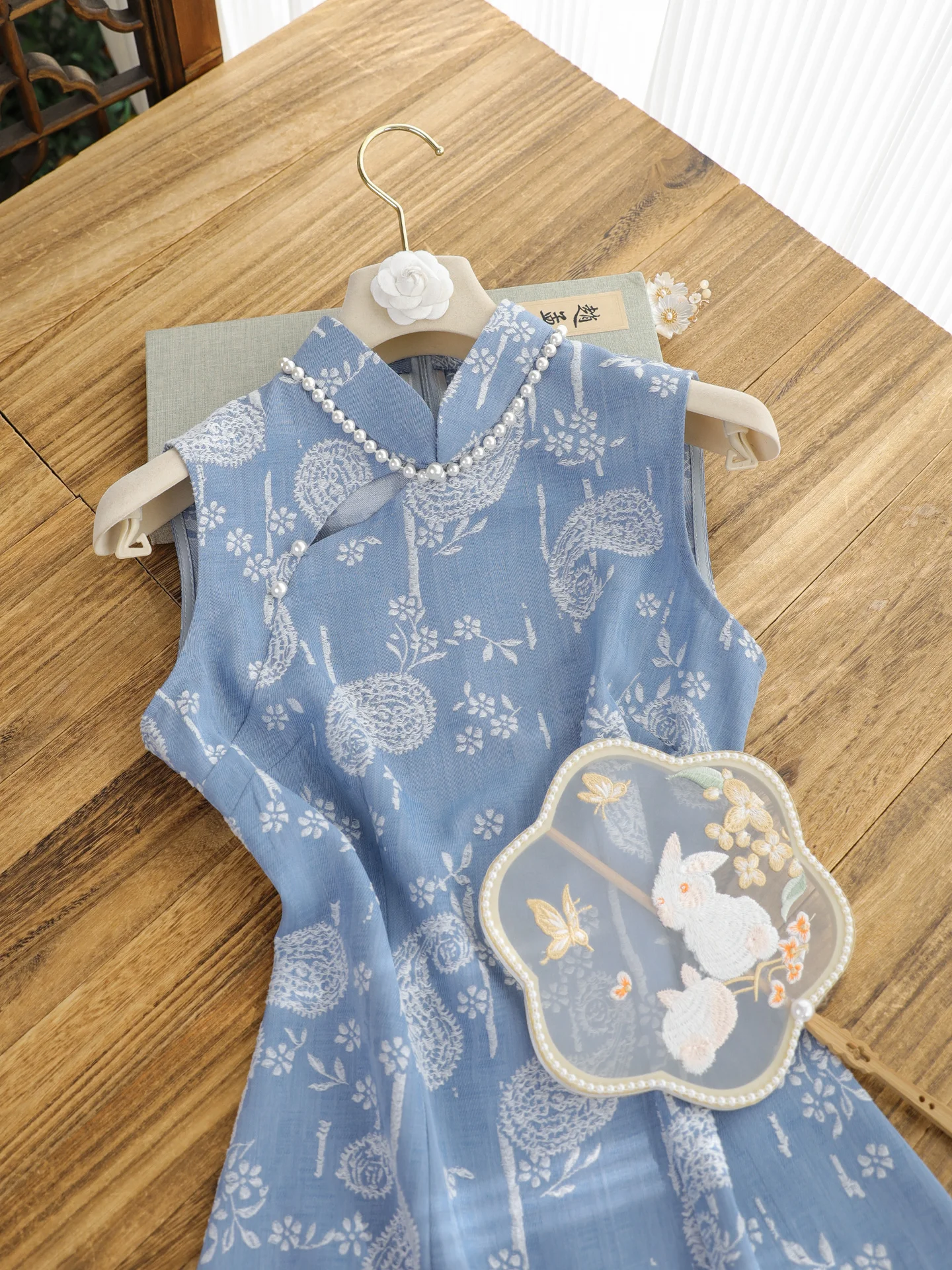 Blue Short Qipao Young Girl's Style Artistic New Chinese Dress Breathable Polyester Viscose Fabric Spring 2026 Collection
Blue Short Qipao Young Girl's Style Artistic New Chinese Dress Breathable Polyester Viscose Fabric Spring 2026 Collection