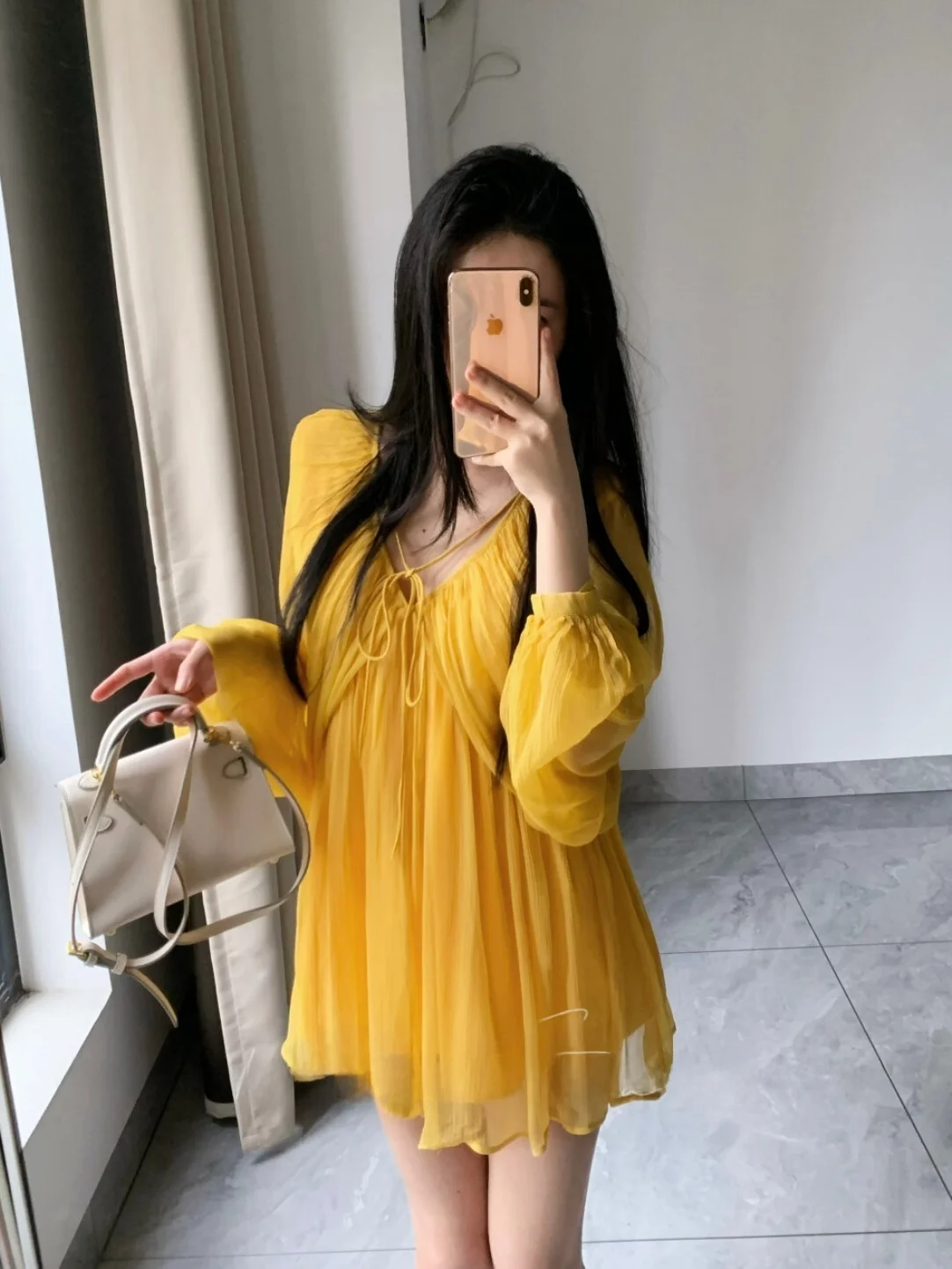 Elegant V-Neck Backless Batwing Sleeve Chiffon Shirt Women Summer New Style Age-Defying Gentle Fashion Top
Elegant V-Neck Backless Batwing Sleeve Chiffon Shirt Women Summer New Style Age-Defying Gentle Fashion Top