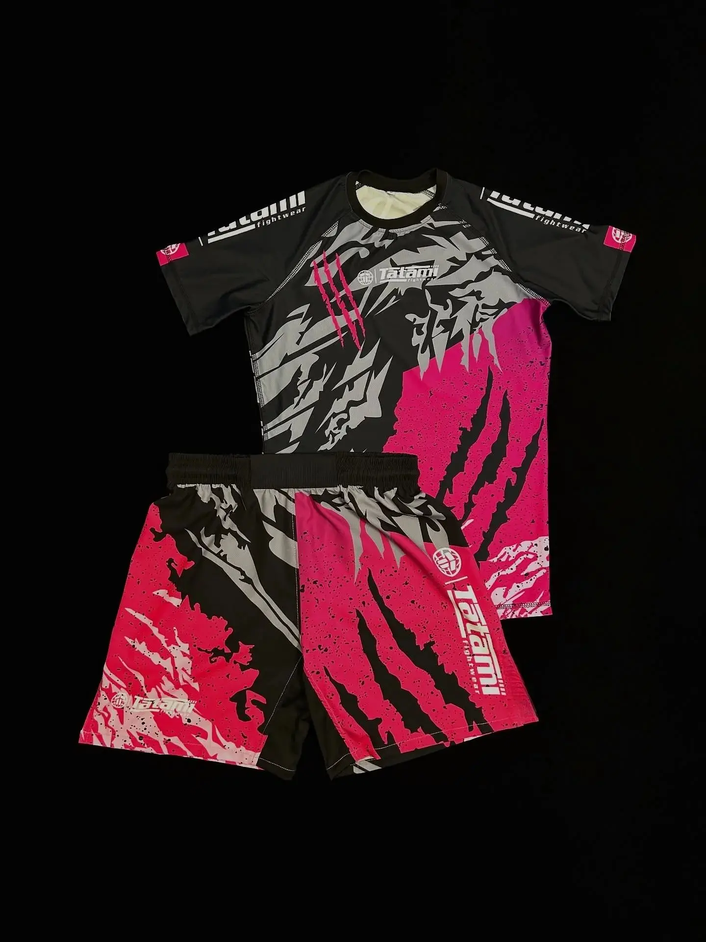 2026 Trendy Fittness Breathable Outdoor Sports Top and Shorts Set for Men and Women Speed Drying Fighting Training Running Set
2026 Trendy Fittness Breathable Outdoor Sports Top and Shorts Set for Men and Women Speed Drying Fighting Training Running Set