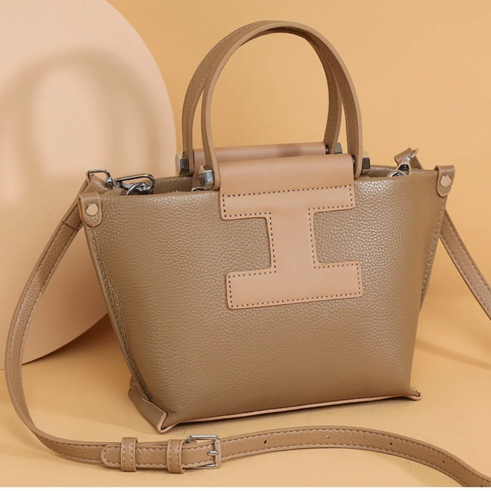 Новая версия сумочки — это стильная и простая большая сумка, повседневная и универсальная сумка через плечо большой вместимости. 
Новая версия сумочки — это стильная и простая большая сумка, повседневная и универсальная сумка через плечо большой вместимости.