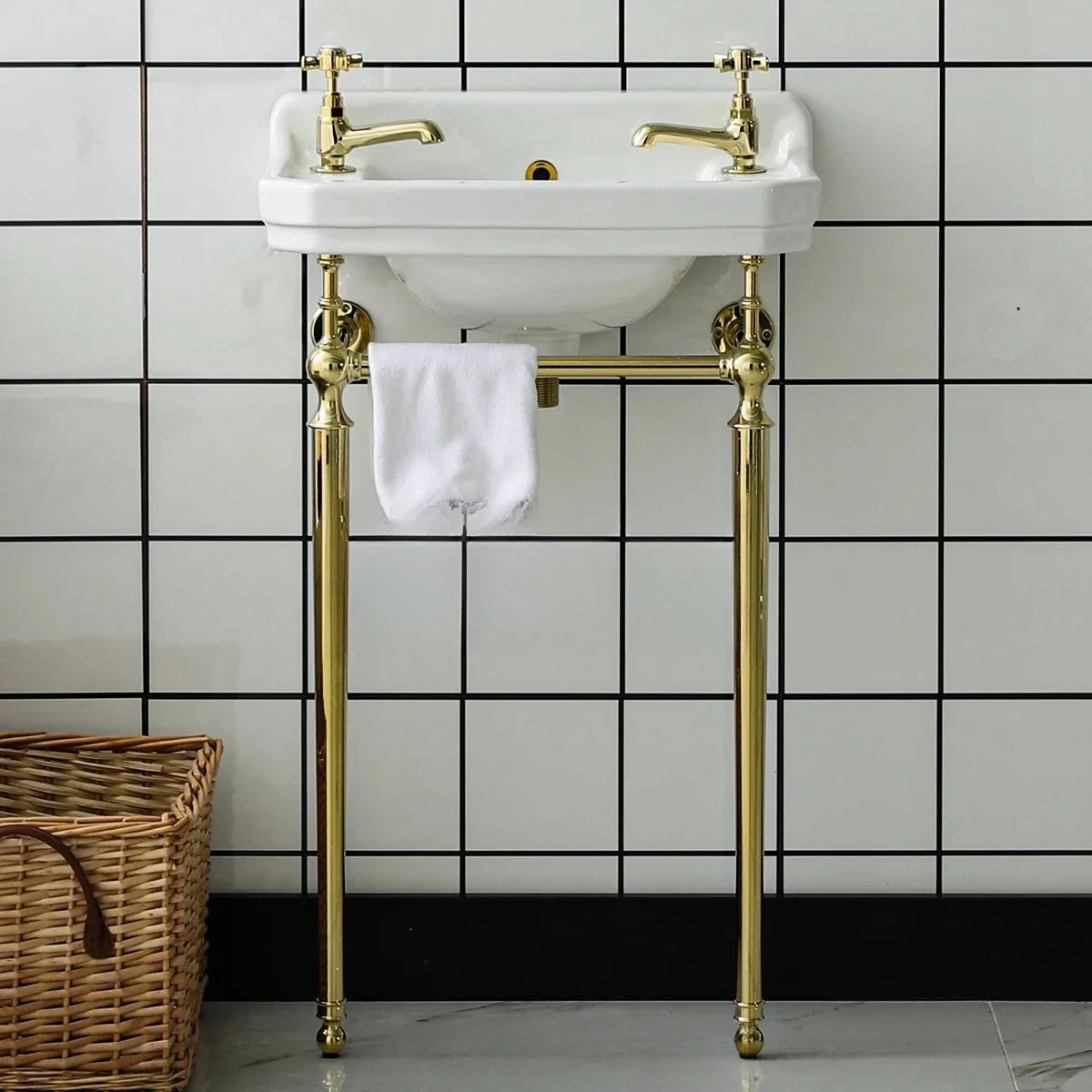 A4567wall-mounted classical ceramic wash basin, classical double-hole bracket basin, British and American retro hanging basin
A4567wall-mounted classical ceramic wash basin, classical double-hole bracket basin, British and American retro hanging basin