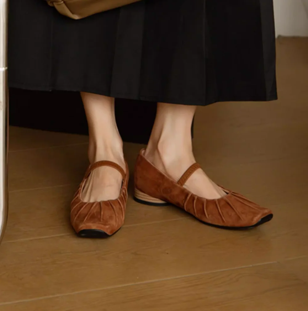 Warm Retro-Chic Style Cinnamon Suede Mary Jane Flats Pleated Toe Slim Strap Low Chunky Heel Minimalist Design Casual Daily Shoes
Warm Retro-Chic Style Cinnamon Suede Mary Jane Flats Pleated Toe Slim Strap Low Chunky Heel Minimalist Design Casual Daily Shoes