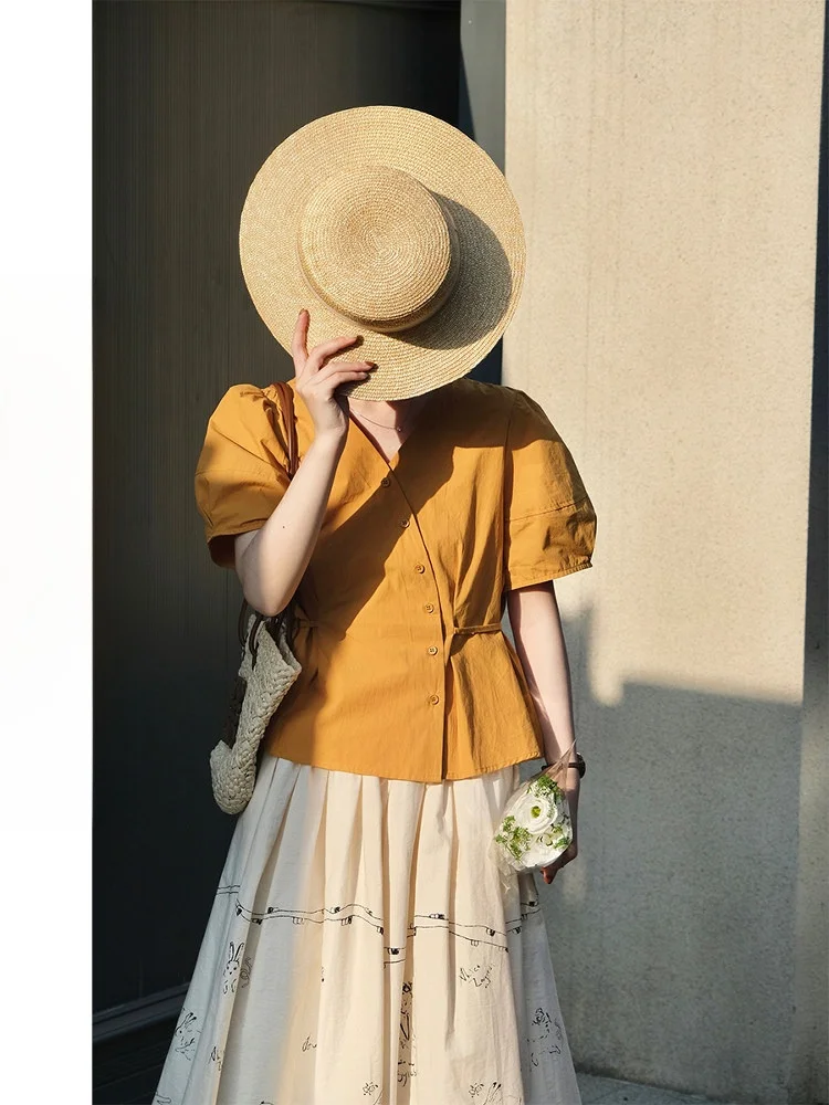 Женская летняя блузка Rame Summer Suower Mango Yellow с V-образным вырезом, коротким рукавом, завязками на талии и пуговицами.
Женская летняя блузка Rame Summer Suower Mango Yellow с V-образным вырезом, коротким рукавом, завязками на талии и пуговицами.