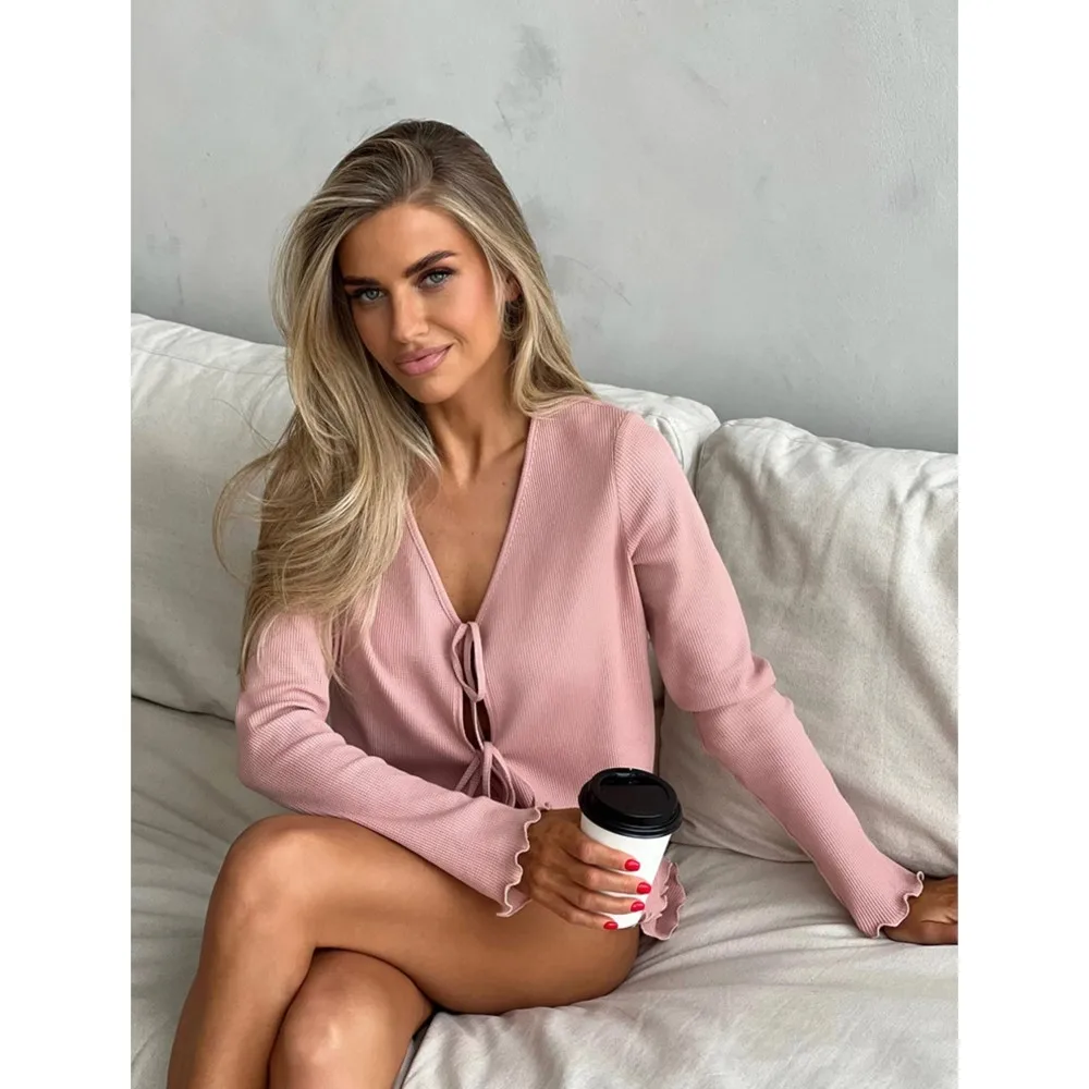 Casual V-neck Long-sleeved Wood Fungus Edge Lace Up Top Women's 2-piece Set Summ Fashion Layered Elastic Waist Female Shorts Set
Casual V-neck Long-sleeved Wood Fungus Edge Lace Up Top Women's 2-piece Set Summ Fashion Layered Elastic Waist Female Shorts Set